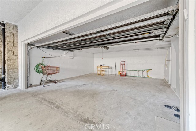 Building Photo - 807 N Sycamore Ave