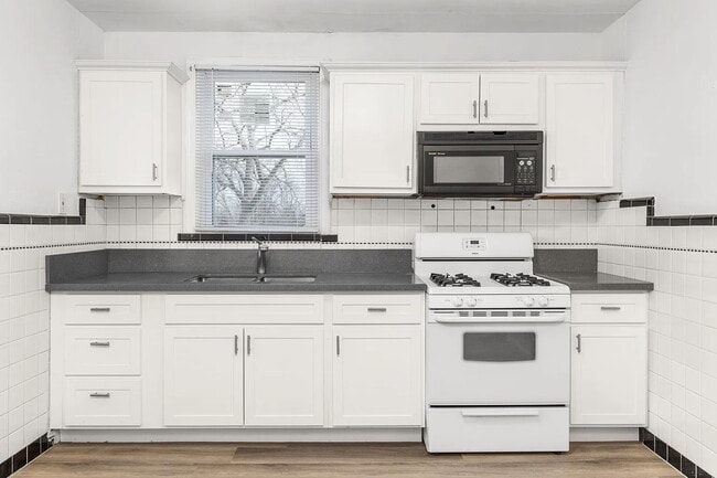 Building Photo - "Cozy 2-Bedroom, 1 bath Retreat with Fireplace Charm!"  One car garage, section 8 ok.