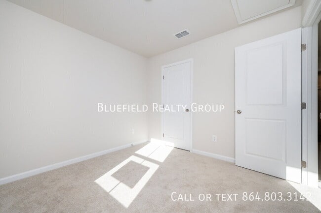 Building Photo - 886 Cranbrook Dr