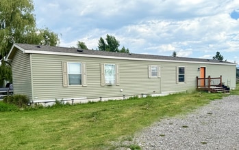 Building Photo - 3 Bed 2 Bath Mobile Home on Half Acre in South Kalispell