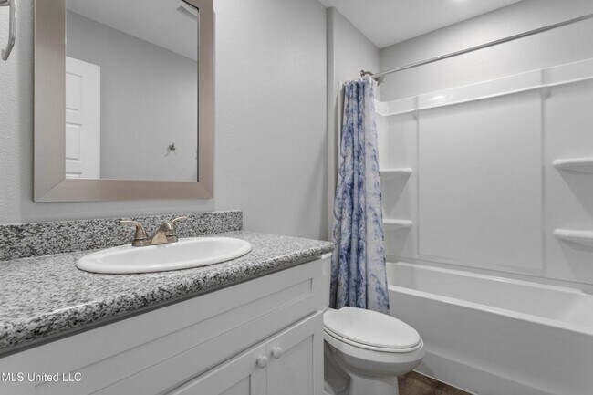 Building Photo - 3 Bed / 2 Bath Home – Modern Finishes & Convenient Location