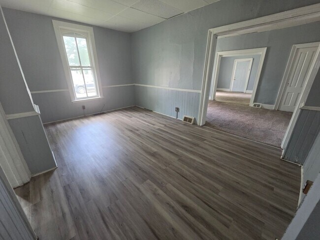 Building Photo - 2 bedroom townhouse style apartment on west side.