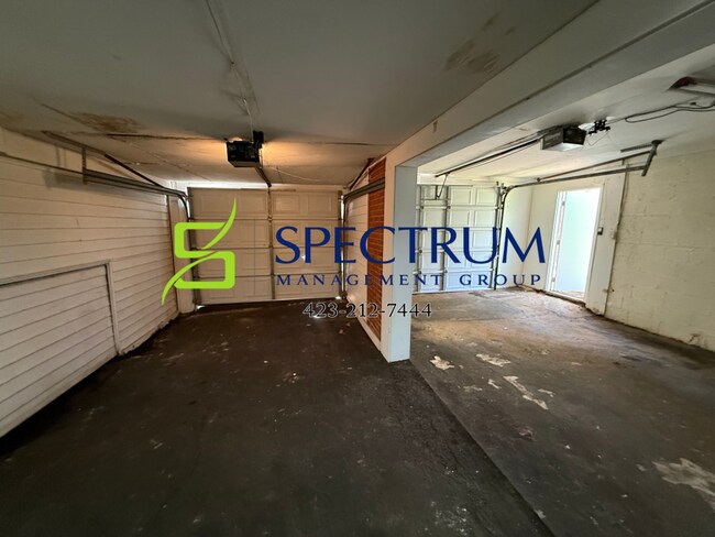Building Photo - 1148 Lake Dr