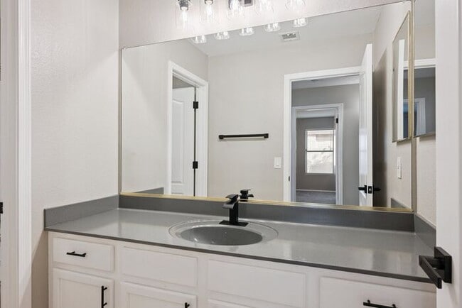 Building Photo - Very nice single level home with 4 bedrooms and 2 baths!