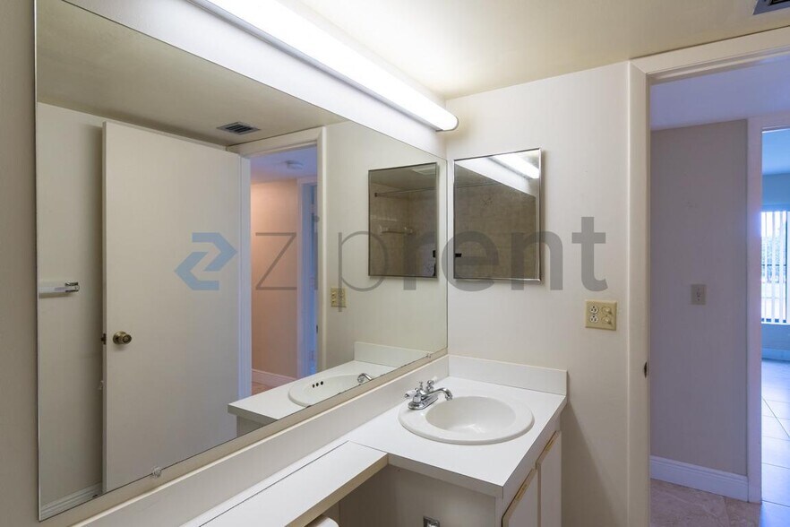 Building Photo - Unit D1