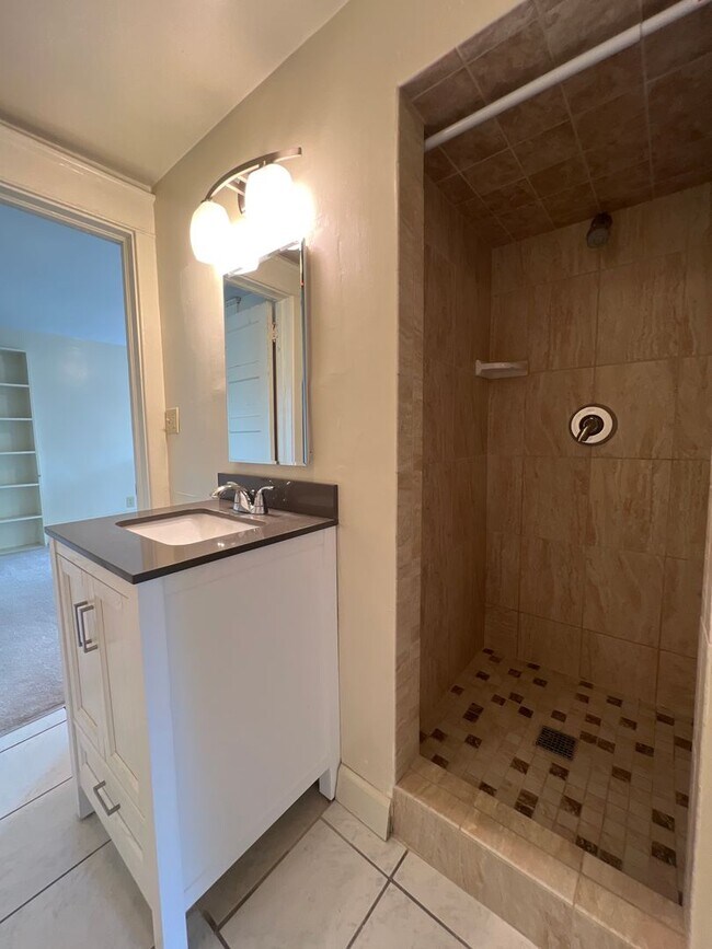 Building Photo - Two Bedroom apartment near engineering and...