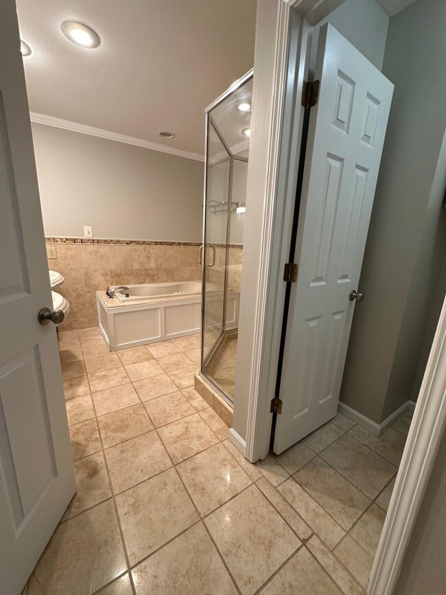 Building Photo - 3505 Lakeside Ct