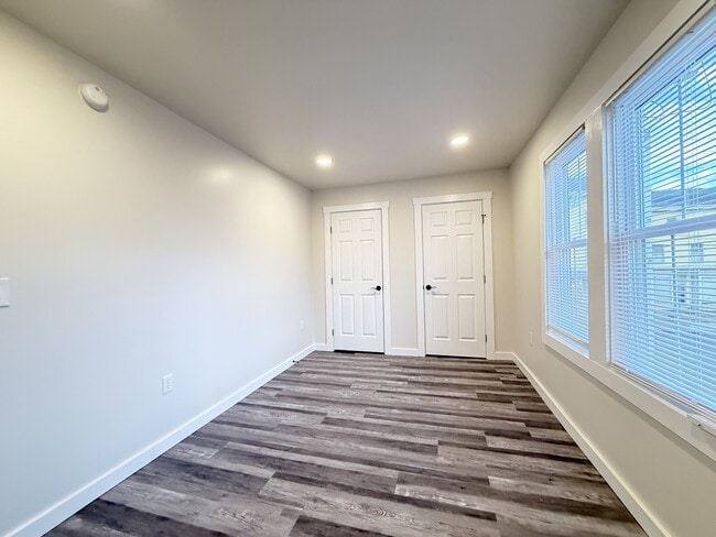 Building Photo - 629 Main St