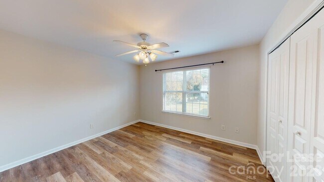 Building Photo - 5545 Seths Dr