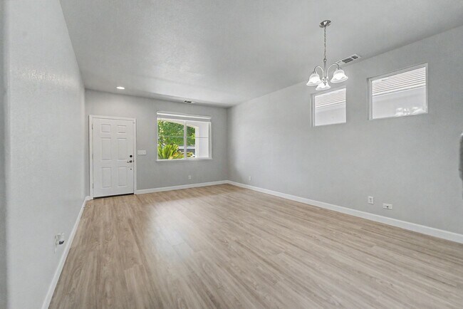 Building Photo - 4 bedroom 2 bath home located in Yuba City