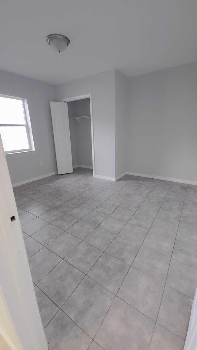 Building Photo - 621 NW 5th Ave