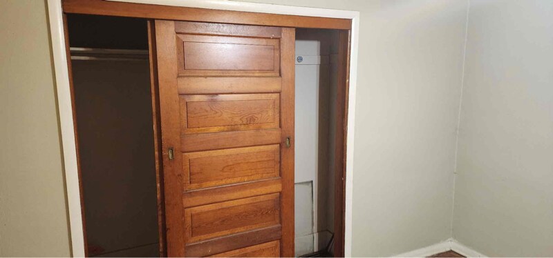 Building Photo - 400 E Thrush Ave