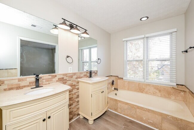 Building Photo - 1218 Raleigh Way NW