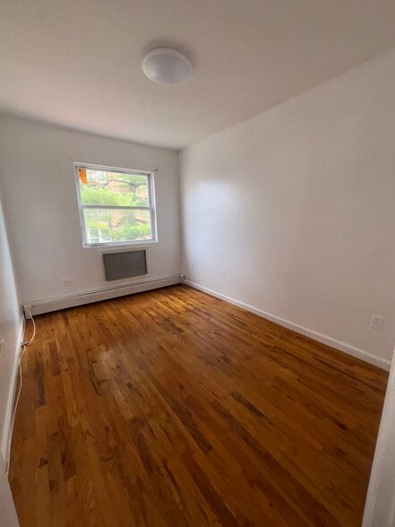 Building Photo - 245 E 28th St