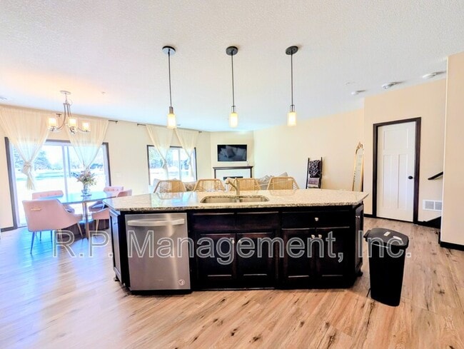 Building Photo - 5286 Greenwood Dr