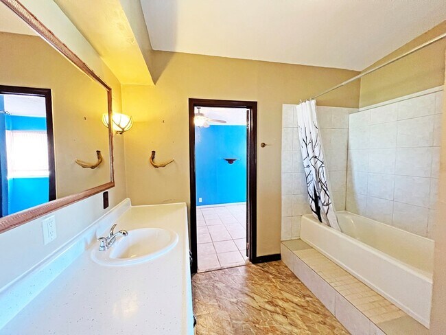 Building Photo - 1102 W Brown St