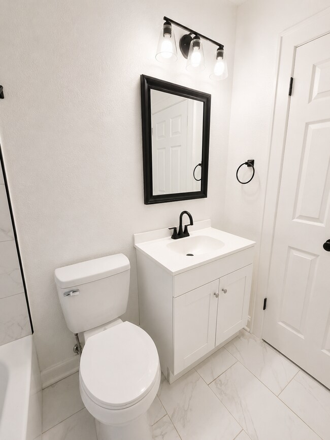 Building Photo - Charming 3 Bed, 2 Bath Home with Detached 2-Car Garage