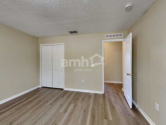 Building Photo - 130 Appleby St NE