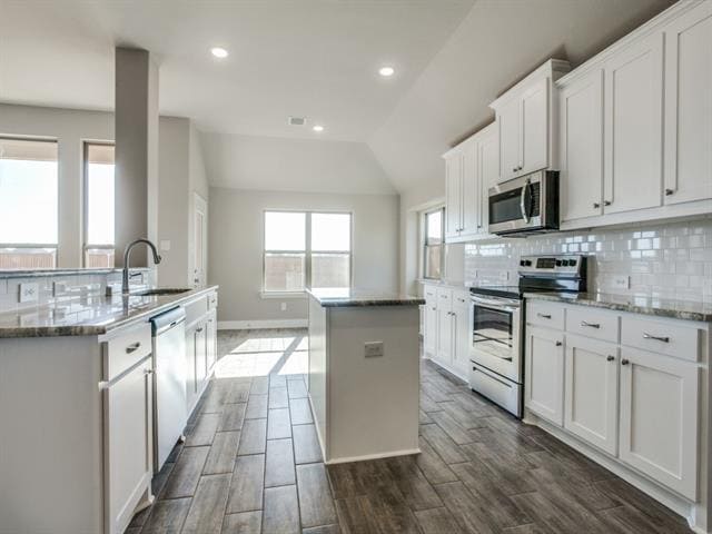 Building Photo - 533 Redbud Dr