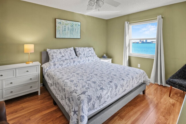 Building Photo - 2936 Lake Shore Dr