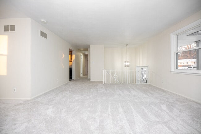 Building Photo - Home in Far North Peoria