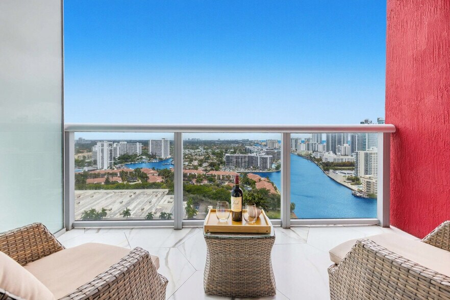 Building Photo - 2602 E Hallandale Beach Blvd