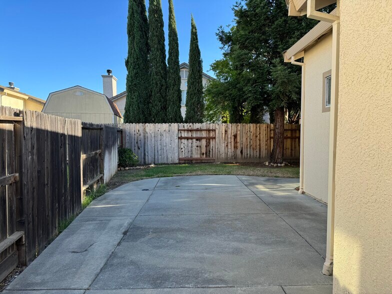 Building Photo - 905 Sapphire Cir