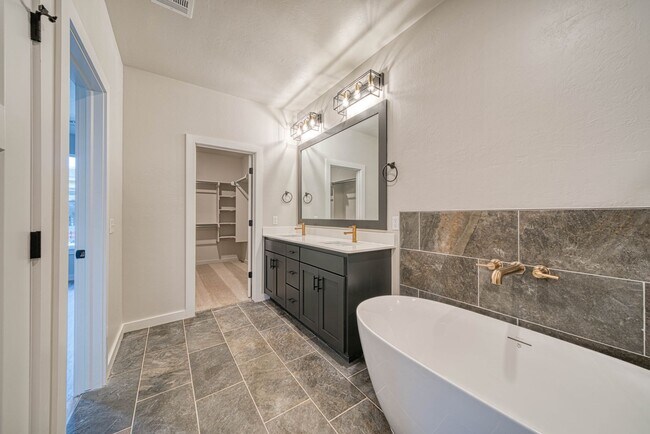 Building Photo - Beautiful property in Edmond