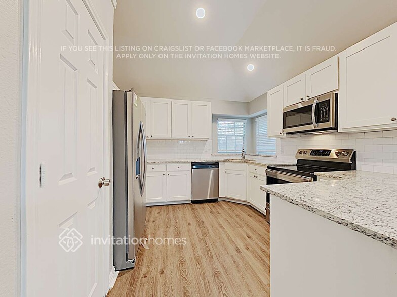 Building Photo - 8490 Hidden Spring Dr