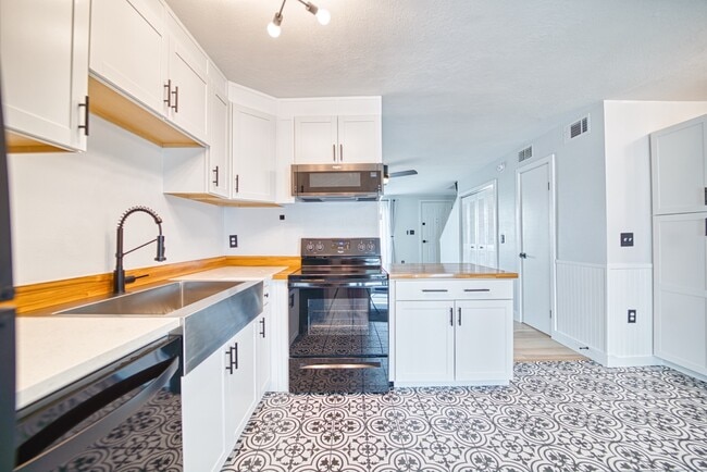 Building Photo - 11912 Cypress Hill Cir