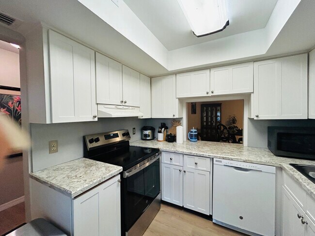 Building Photo - 215 Palm Dr