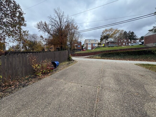 Building Photo - Spacious Private Oasis - 3 Bedroom 2 Bathroom House in Green Tree!