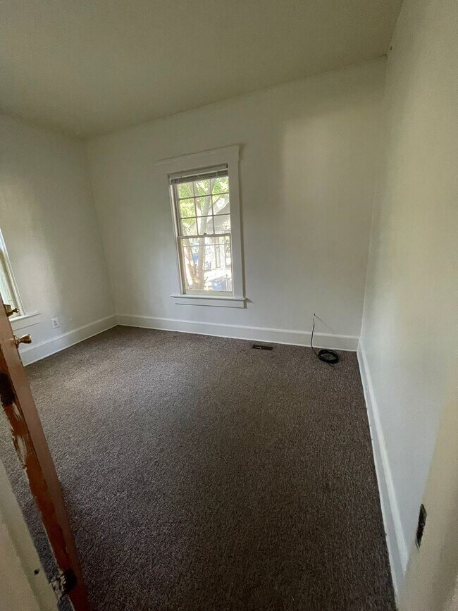 Building Photo - Spacious Home Near U-M | Enclosed Porch, In-Unit Laundry, & On-site Parking!