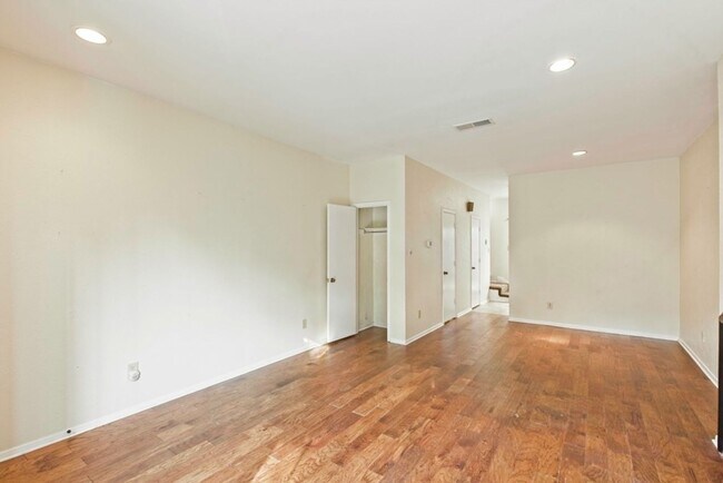 Building Photo - Dallas Townhome with Reserved Parking