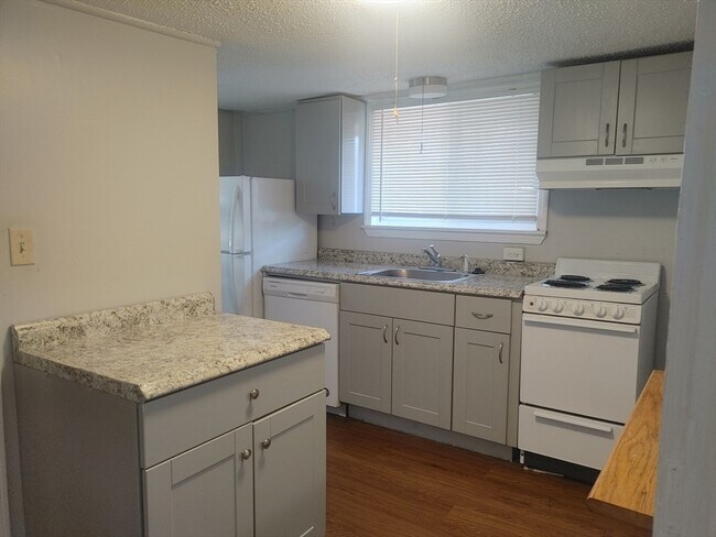 Building Photo - 65 Curve St