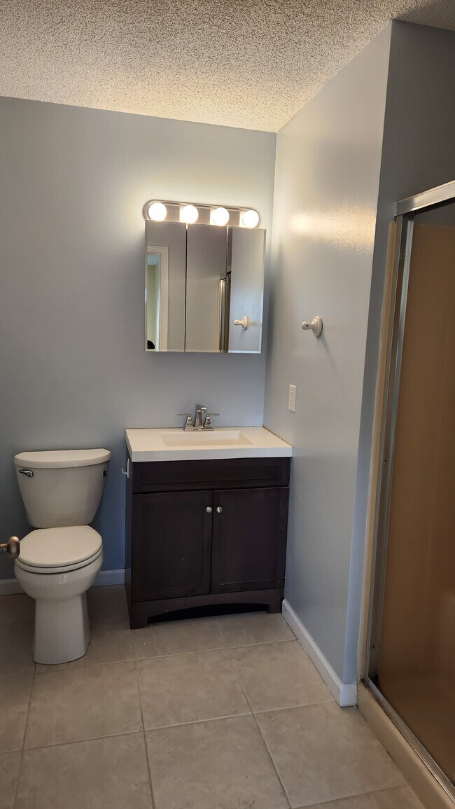 Master bathroom - 1200 Hillside Ave