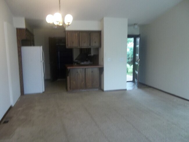 Building Photo - 421-423 Britton Ct.