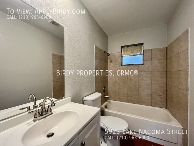 Building Photo - *4 Bed, 2 Bath Home Located in Lakeside**