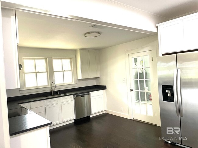 Building Photo - 216 W Rose Ave