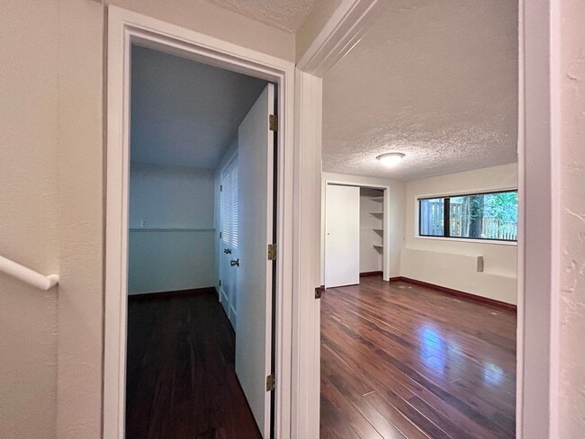 Building Photo - Large 3 Bed, 2 Bath, Sanctuary!