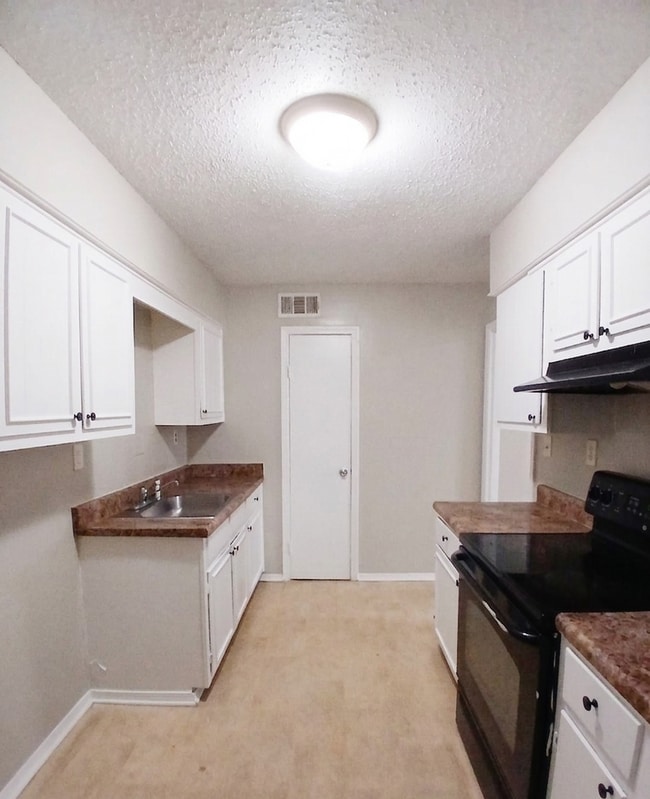 Building Photo - Move-in Ready! Charming 3 Bdrm - 2 Bath | Freshly Painted & Updated