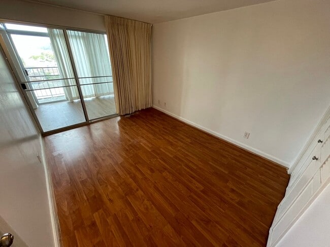 Building Photo - Pool on site! 2 bed 1 bath 1 parking locat...