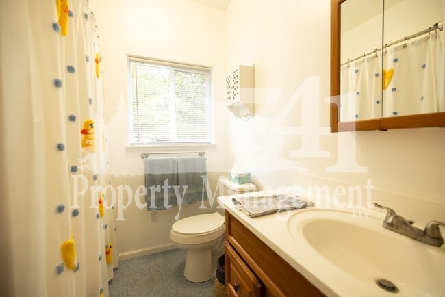 Building Photo - FURNISHED OR UNFURNISHED ADU STUDIO – In-Unit Laundry (Utilities Included)