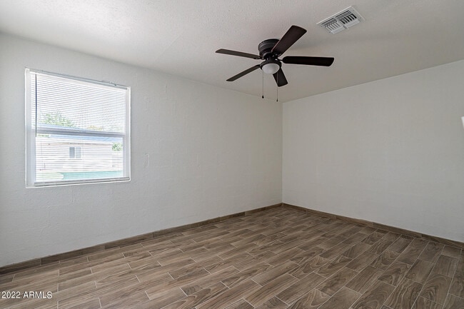 Building Photo - 37 E El Parque Dr