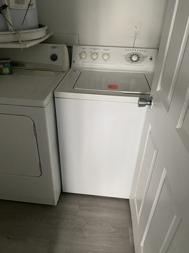 Building Photo - 1956 Lake Atriums Cir