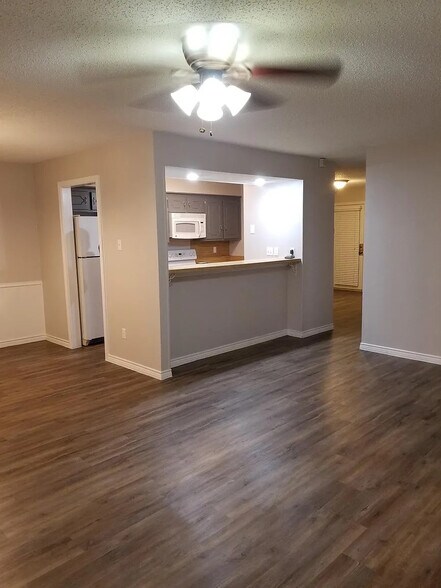 Building Photo - Room in Duplex on St Paul Ct