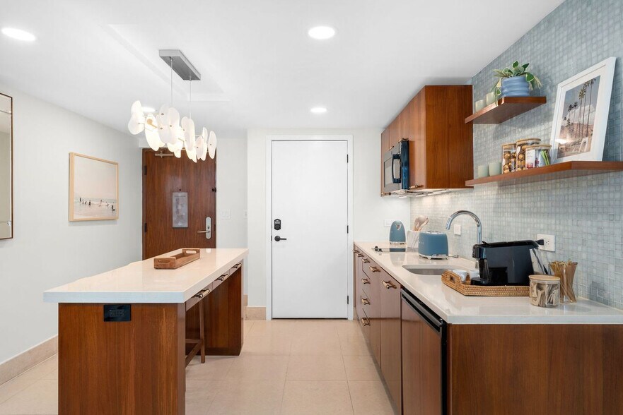 Building Photo - 6801 Collins Ave