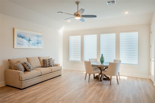 Building Photo - 215 Grand Cyn Wy