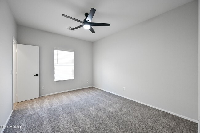 Building Photo - 1949 E Saddle Dr