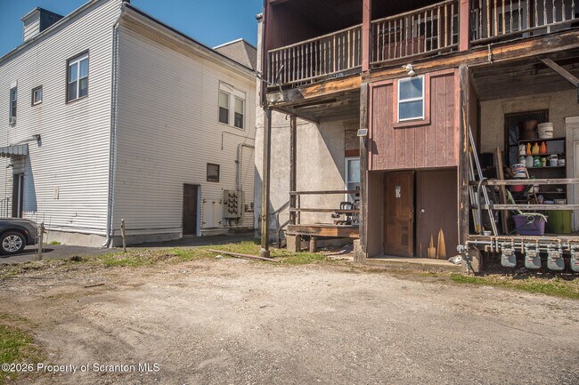 Building Photo - 1827-1829 Main St